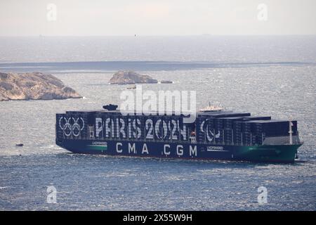 Marsiglia, Francia. 7 maggio 2024. © PHOTOPQR/LA PROVENCE/Philippe Laurenson ; Marsiglia ; 07/05/2024 ; CMA CGM GROENLANDIA Les 15 000 conteneurs du « CMA CGM Groenlandia » aux couleurs des JO pour la grande parade à Marseille du 8 mai Marsiglia, Francia, 7 maggio 2024 i 15.000 container della CMA CGM Groenlandia nei colori dei Giochi Olimpici per la grande sfilata della torcia olimpica di Parigi a Marsiglia l'8 maggio credito: MAXPPP/Alamy Live News Foto Stock