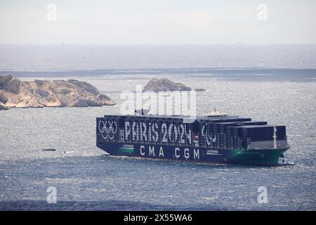 Marsiglia, Francia. 7 maggio 2024. © PHOTOPQR/LA PROVENCE/Philippe Laurenson ; Marsiglia ; 07/05/2024 ; CMA CGM GROENLANDIA Les 15 000 conteneurs du « CMA CGM Groenlandia » aux couleurs des JO pour la grande parade à Marseille du 8 mai Marsiglia, Francia, 7 maggio 2024 i 15.000 container della CMA CGM Groenlandia nei colori dei Giochi Olimpici per la grande sfilata della torcia olimpica di Parigi a Marsiglia l'8 maggio credito: MAXPPP/Alamy Live News Foto Stock