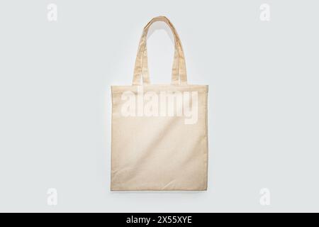 Borsa tote semplice in tela beige su sfondo bianco pulito Foto Stock