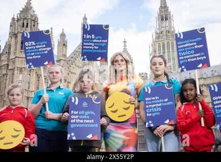 SOLO PER USO EDITORIALE la presentatrice televisiva Ashley James con i membri Girlguiding (sinistra-destra) Olivia (6), Tegan (14), Leah (8), Amelia (14) e Sofia (6), in quanto la più grande organizzazione giovanile del Regno Unito dedicata alle ragazze ha illustrato come il prossimo governo dovrebbe meglio dare priorità alle esigenze, felicità e sicurezza di ragazze e giovani donne, Londra. Data foto: Martedì 7 maggio 2024. Foto Stock