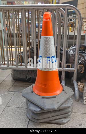 Una pila di coni della polizia stradale e barriere di recinzione a Hong Kong Foto Stock