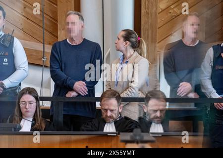 Anversa, Belgio. 7 maggio 2024. L'accusato Krzysztof Kwiatkowski appare davanti alla corte durante la costituzione della giuria all'inizio del suo processo per la morte di Halina Marciniak, davanti alla Corte d'assise di Anversa, ad Anversa, martedì 07 maggio 2024. La vittima polacca è stata pugnalata a morte nel suo appartamento ad Anversa il 12 dicembre 2020. 63 anni accusato Kwiatkowski sostiene di aver bevuto vodka quel giorno. Presumibilmente si era addormentato nel divano, e ha trovato la donna morta quando si è svegliato. Dice di non ricordare nulla di quello che e' successo. Credito: Belga News Agency/Alamy Live News Foto Stock