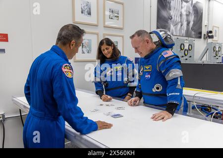 Cape Canaveral, Stati Uniti d'America. 6 maggio 2024. Dopo aver indossato l'abito e i controlli finali, gli astronauti della NASA Butch Wilmore, Right, e Suni Williams, Center, partecipano a un tradizionale gioco di carte all'interno dell'edificio Neil Armstrong Operations and Checkout, prima di partire per il Launch Complex 41 al Kennedy Space Center, 6 maggio 2024, a Cape Canaveral, Florida. Lo Starliner First Manned Crew Flight test è stato cancellato all'ultimo minuto dopo che è stato rilevato un problema con una valvola di sfiato dell'ossigeno sul Centaur Stage. Credito: Kim Shiflett/NASA Photo/Alamy Live News Foto Stock