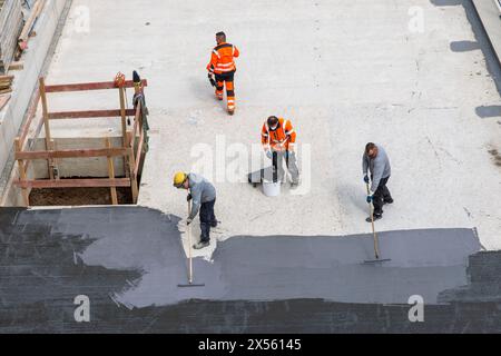 La passeggiata sul Reno di fronte alla città vecchia ha una nuova lastra a sbalzo, cantiere, applicazione della sigillatrice per calcestruzzo, Colonia, Germania. 22,0 Foto Stock