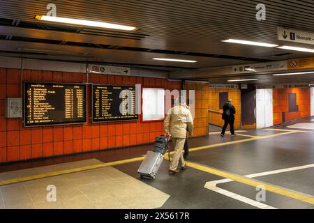 La stazione della metropolitana fatiscente del centro fieristico Deutz, Colonia, Germania. Die sanierungsbeduerftige U-Bahn-Station an der Messe Deutz, Koeln, Foto Stock