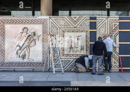 Una riproduzione con estratti del mosaico di Dioniso è montata sulla recinzione del Museo Roemisch-Germanisches a Roncalliplatz, Colog Foto Stock