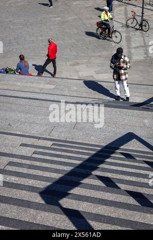 Uomo con giacca a plaid in piedi alle scale dal piazzale della stazione alla cattedrale, Colonia, Germania. Mann mit karrierter Jacke steht an der tre Foto Stock