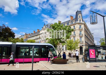 Tram urbano, Place Darcy, Dijon, Côte d'Or, Borgogna, Borgogna, in Francia, in Europa Foto Stock