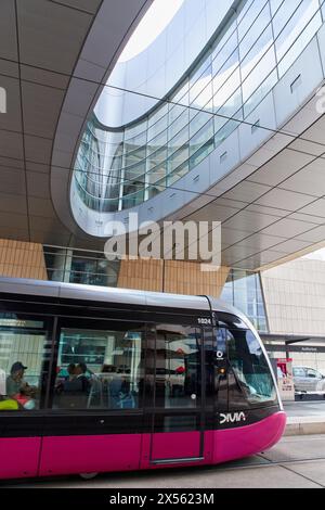 Tram urbano, Auditorium, Boulevard de Champagne, Dijon, Côte d'Or, Borgogna, Borgogna, in Francia, in Europa Foto Stock