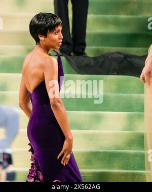 New York, Stati Uniti. 6 maggio 2024. 6/5/24, New York, New York, Stati Uniti Kerry Washington sul Red carpet durante il Met Gala 2024, Sleeping Beauties: Reawakening Fashion, tenutosi al Metropolitan Museum of Art di New York City, New York, USA, lunedì 6 maggio 2024. Crediti: Jennifer Graylock/Alamy Live News Foto Stock