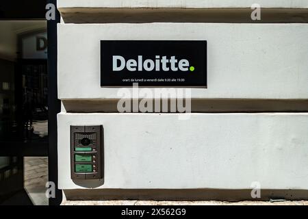Deloitte Office Sign a Bari, Italia. Foto Stock