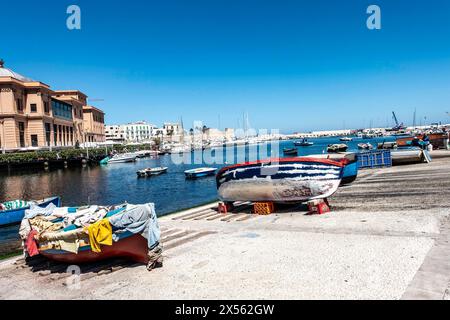 Barche colorate attraccate a Bari, Italia. Pronto per la riverniciatura/riparazione. Foto Stock