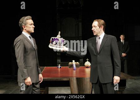 l-r: Ben Miles (Henry Bolingbroke), Kevin Spacey (Richard II) in RICCARDO II di Shakespeare all'Old Vic Theatre, Londra SE1 04/10/2005 design: Hildegard Bechtler illuminazione: Peter Mumford regista: Trevor Nunn Foto Stock