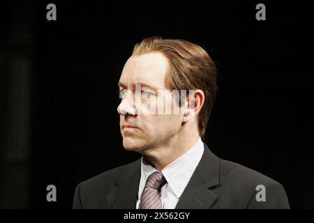 Kevin Spacey (Riccardo II) in RICCARDO II di Shakespeare all'Old Vic Theatre, Londra SE1 04/10/2005 design: Hildegard Bechtler illuminazione: Peter Mumford regista: Trevor Nunn Foto Stock