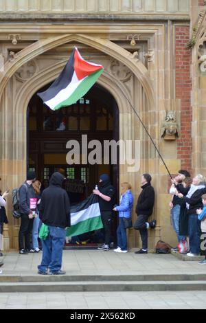 Il gruppo QUB Palestine Assembly occupa l'edificio Lanyon della Queens University Belfast, Regno Unito 07/05/2024 gli studenti della Queens University Belfast occupano l'edificio Lanyon in Palestina protesta solidale Belfast Irlanda del Nord credito:HeadlineX/Alamy Live News Foto Stock