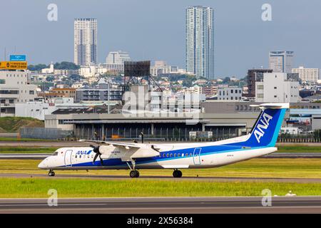 ANA Wings Dash 8 Q400 Flugzeug Flughafen Itami a Osaka, Giappone Osaka, Giappone - 1. Ottobre 2023: Ein Dash 8 Q400 Flugzeug der ANA Wings mit dem Kennzeichen JA847A auf dem Flughafen Itami Airport ITM di Osaka, Giappone. *** ANA Wings Dash 8 Q400 Aircraft Itami Airport in Osaka, Giappone Osaka, Giappone 1 ottobre 2023 un ANA Wings Dash 8 Q400 con registrazione JA847A presso Itami Airport ITM di Osaka, Giappone Foto Stock