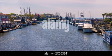 Mount Pleasant, South Carolina, Stati Uniti - 20 marzo 2024: Dove le barche sono attraccate e la gente ama i negozi e i ristoranti lungo l'acqua. in questa panora Foto Stock