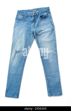Jeans blu denim alla moda isolati su sfondo bianco. Splendidi pantaloni casual. Eleganti pantaloni jeans su sfondo bianco. Foto di alta qualità Foto Stock