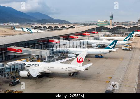 Flugzeuge Flughafen Chek Lap Kok a Hong Kong, Cina Hong Kong, Cina - 7. Aprile 2024: Flugzeuge auf dem Flughafen Chek Lap Kok HKG a Hong Kong, Cina. *** Aircraft Chek Lap Kok Airport a Hong Kong, Cina Hong Kong, Cina 7 aprile 2024 Aircraft presso Chek Lap Kok HKG Airport a Hong Kong, Cina Foto Stock