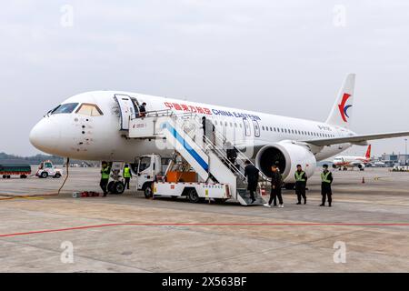 Erstes vollständig in Cina entwickeltes Flugzeug COMAC C919 der China Eastern Am Flughafen Tianfu a Chengdu, Cina Chengdu, Cina - 9. Aprile 2024: Erstes vollständig in Cina entwickeltes Flugzeug COMAC C919 der China Eastern mit dem Kennzeichen B-919C auf dem Flughafen Tianfu TFU a Chengdu, Cina. *** Primo aereo China Eastern COMAC C919 completamente sviluppato in Cina presso l'aeroporto di Tianfu a Chengdu, Cina Chengdu, Cina 9 aprile 2024 primo aereo China Eastern COMAC C919 completamente sviluppato in Cina con il numero di registrazione B 919C presso l'aeroporto Tianfu TFU a Chengdu, Cina Foto Stock