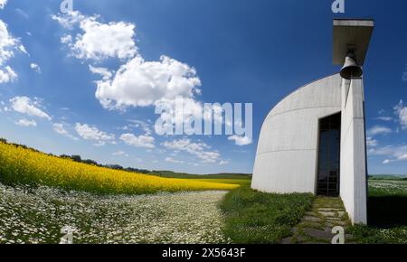 Pittoresca vista della campagna con chiesa moderna Foto Stock