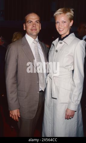 Lachlan Murdoch e Sarah o'Hare Murdoch assistono alla prima di "Minority Report" al Ziegfeld Theatre di New York il 17 giugno 2002. Foto di Henry McGee/MediaPunch Foto Stock