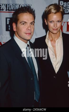 Lachlan Murdoch e Sarah o'Hare Murdoch partecipano al New York Post's Fashion Supplement Launch Party al Mercer Kitchen di New York City il 7 febbraio 2002. Foto di Henry McGee/MediaPunch Foto Stock