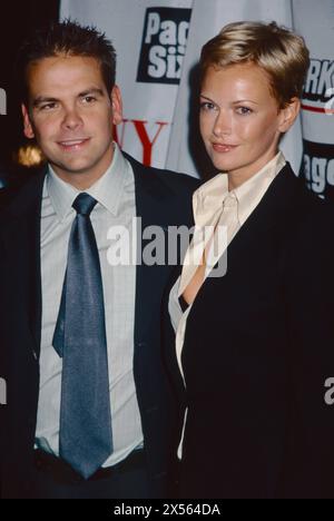 Lachlan Murdoch e Sarah o'Hare Murdoch partecipano al New York Post's Fashion Supplement Launch Party al Mercer Kitchen di New York City il 7 febbraio 2002. Foto di Henry McGee/MediaPunch Foto Stock