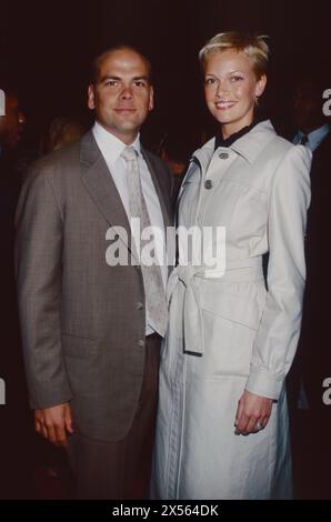 Lachlan Murdoch e Sarah o'Hare Murdoch assistono alla prima di "Minority Report" al Ziegfeld Theatre di New York il 17 giugno 2002. Foto di Henry McGee/MediaPunch Foto Stock