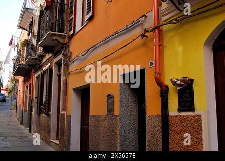 Via della città di Iglesias, Sardegna, Italia Foto Stock