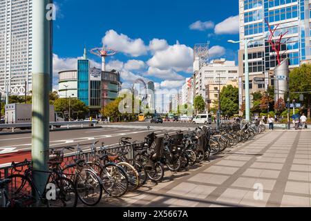 Vista del parco divertimenti delle attrazioni della Tokyo Dome City nel Bunkyo Ward dal parcheggio per biciclette Suidobashi Foto Stock