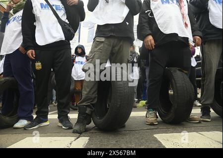 Olivos, Buenos Aires, Argentina. 7 maggio 2024. 7 maggio 2024, Olivos, Buenos Aires, Argentina: Manifestanti protestarono davanti alla residenza presidenziale di Javier MileiÂ. Hanno protestato contro "l'adeguamento, l'eliminazione dei programmi sociali e la chiusura delle cucine per zuppe" (Credit Image: © Igor Wagner/ZUMA Press Wire) SOLO USO EDITORIALE! Non per USO commerciale! Foto Stock