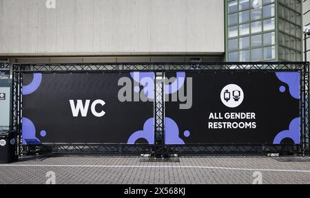 Amburgo, Germania. 7 maggio 2024. Alla fiera OMR Digital and Marketing si possono vedere cartelli per i servizi igienici con la dicitura "tutti i servizi igienici di genere". Credito: Christian Charisius/dpa/Alamy Live News Foto Stock