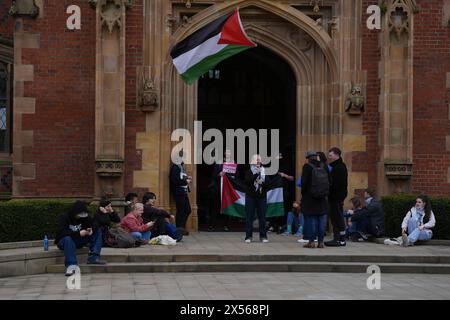 I membri dell'Assemblea palestinese della Queen's University Belfast (QUB) tengono un "sit in" nell'edificio principale di Lanyon del campus di Belfast, mentre chiedono che l'università venga ceduta dalle università israeliane, finanziamento di borse di studio per studenti palestinesi e rimozione di Hilary Clinton come cancelliere dell'Università. Data foto: Martedì 7 maggio 2024. Foto Stock