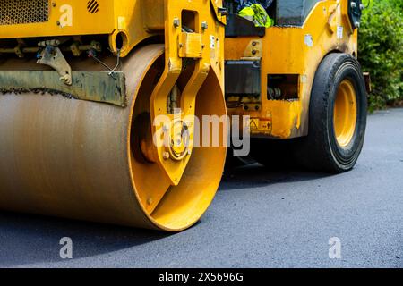 Compattatore multiuso per lavori di asfalto su strade, parcheggi, ecc. Foto Stock