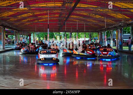 Bucarest, Romania - 14 aprile 2024: Autoscontri colorati al parco divertimenti di Oraselul Copiilor (città dei bambini) Foto Stock