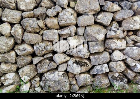 un mur de pierres seches dans les garrigues et les collines de provence éclairées par un soleil couchant d'automne / un muro di pietra a secco nei garrigues Foto Stock