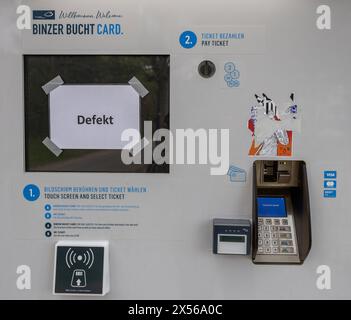 Defekter Kurtaxe-Auromat Der Zettel DEFEKT klebt auf einem Kurkartenautomat n Binz Landkreis Vorpommern-Ruegen. DAS Ostseebad Hat die teuerste Kurtaxe auf der Insel Ruegen. Binz Meclemburgo-Vorpommern Deutschland *** tassa termale difettosa Auromat la nota DEFEKT è bloccata su una macchina di carte spa n Binz Vorpommern Ruegen distretto la località balneare Baltica ha la tassa termale più costosa sull'isola di Ruegen Binz Meclemburgo-Vorpommern Germania Foto Stock