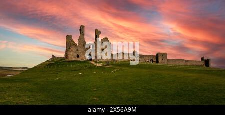 DUNSTANBURGH CASTLE, NORTHUMBERLAND, REGNO UNITO - 21 APRILE 2024. Vista panoramica panoramica delle rovine medievali del castello di Dunstanburgh sulla Northumbria Foto Stock