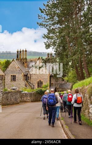 Gruppo di escursionisti che camminano attraverso la città di Bakewell Derbyshire nel Peak District Foto Stock