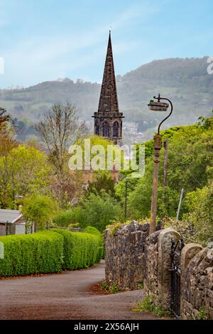 Vista della città di Bakewell del Derbyshire Peak District verso la chiesa parrocchiale di All Saints Foto Stock