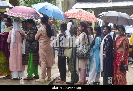 Guwahati, Guwahati, India. 7 maggio 2024. Gli elettori attendono in coda per esprimere il loro voto durante la terza fase delle elezioni Lok Sabha 2024 in un seggio elettorale a Guwahati in India martedì 7 maggio 2024. (Credit Image: © Dasarath Deka/ZUMA Press Wire) SOLO PER USO EDITORIALE! Non per USO commerciale! Foto Stock