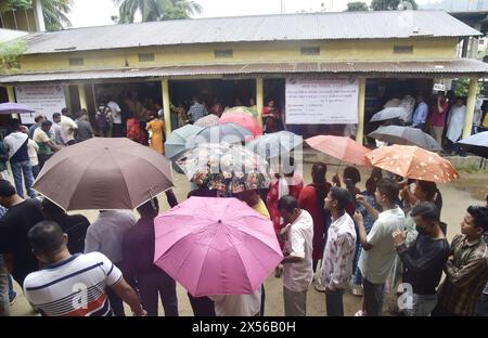 Guwahati, Guwahati, India. 7 maggio 2024. Gli elettori attendono in coda per esprimere il loro voto durante la terza fase delle elezioni Lok Sabha 2024 in un seggio elettorale a Guwahati in India martedì 7 maggio 2024. (Credit Image: © Dasarath Deka/ZUMA Press Wire) SOLO PER USO EDITORIALE! Non per USO commerciale! Foto Stock