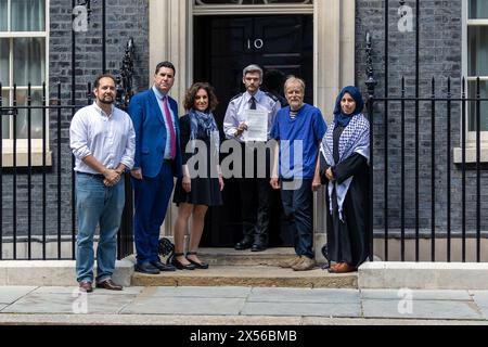 Martedì 7 maggio 2024, bambini professionisti della salute che fanno parte degli operatori sanitari 4 Palestine ha consegnato una lettera al primo Ministro Rishi Sunak i medici hanno consegnato una lettera in cui dichiarano di essere profondamente preoccupati per l'impatto devastante che il conflitto in corso a Gaza sta avendo sui bambini innocenti. Hanno creato una lettera aperta tra i migliori pediatri del Regno Unito per esortare il governo britannico ad assumere una posizione coraggiosa e decisa contro la fornitura di armi a Israele. Questa lettera aperta ha ottenuto oltre 250 firme in poco più di una settimana di circolazione. Foto Stock