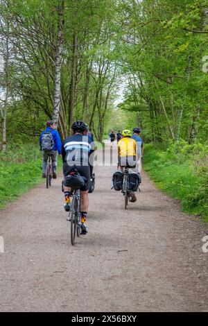 Persone che percorrono in bicicletta la ferrovia in disuso del Monsal Trail attraverso Monsal Dale nel Peak District inglese, Inghilterra, Regno Unito Foto Stock