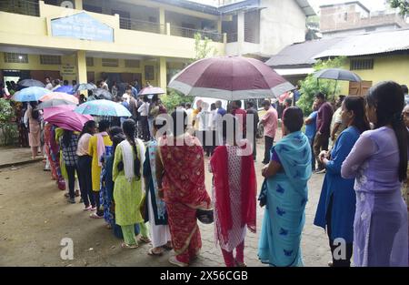 Guwahati, Guwahati, India. 7 maggio 2024. Gli elettori attendono in coda per esprimere il loro voto durante la terza fase delle elezioni Lok Sabha 2024 in un seggio elettorale a Guwahati in India martedì 7 maggio 2024. (Credit Image: © Dasarath Deka/ZUMA Press Wire) SOLO PER USO EDITORIALE! Non per USO commerciale! Foto Stock