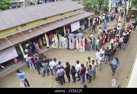 Guwahati, Guwahati, India. 7 maggio 2024. Gli elettori attendono in coda per esprimere il loro voto durante la terza fase delle elezioni Lok Sabha 2024 in un seggio elettorale a Guwahati in India martedì 7 maggio 2024. (Credit Image: © Dasarath Deka/ZUMA Press Wire) SOLO PER USO EDITORIALE! Non per USO commerciale! Foto Stock