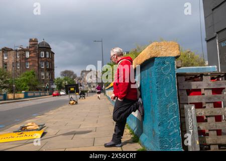 Edimburgo, Scozia, Regno Unito. 7 maggio 2024. Meteo nel Regno Unito: La vita per le strade di Edimburgo. Crediti: SKULLY/Alamy Live News Foto Stock