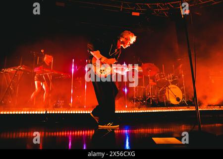 Milano, Italia. 6 maggio 2024. Luke Hemmings si esibisce dal vivo durante il Nostalgia for A Time That Never Existed Tour al Fabrique di Milano, il 6 maggio 2024. (Foto di Alessandro Bremec/NurPhoto) credito: NurPhoto SRL/Alamy Live News Foto Stock