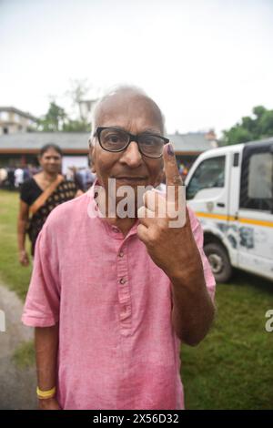 Guwahati, Assam, India. 7 maggio 2024. GUWAHATI, INDIA-MAGGIO 07: Un anziano Voter mostra le dita segnate con inchiostro indelebile dopo aver votato per la terza fase delle elezioni di Lok Sabha, a Guwahati, India, il 7 maggio 2024. (Credit Image: © Hafiz Ahmed/ZUMA Press Wire) SOLO PER USO EDITORIALE! Non per USO commerciale! Foto Stock